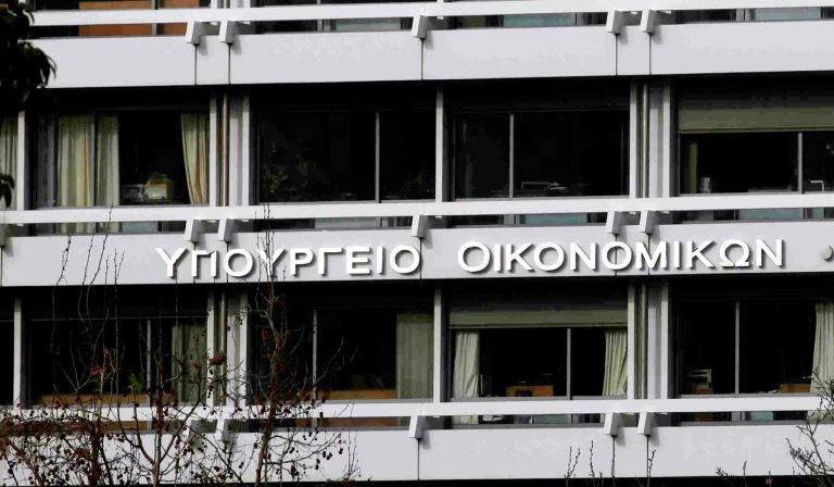 Ακόμα και η Κυβέρνηση άδειασε το ΑΠΕ για τις συντάξεις: «Καμία συμφωνία με τους θεσμούς»